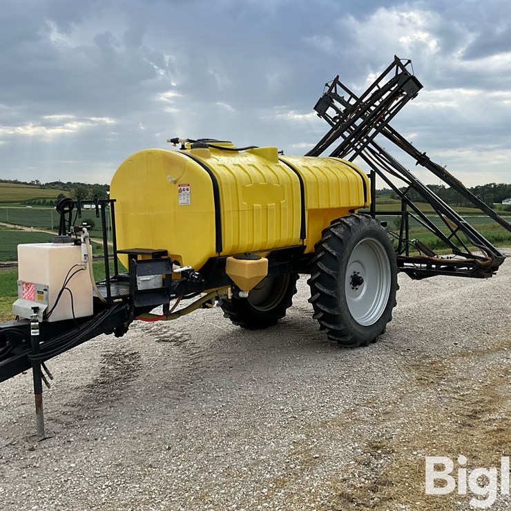 B&B 60’ 1000-Gal Pull-Type Sprayer