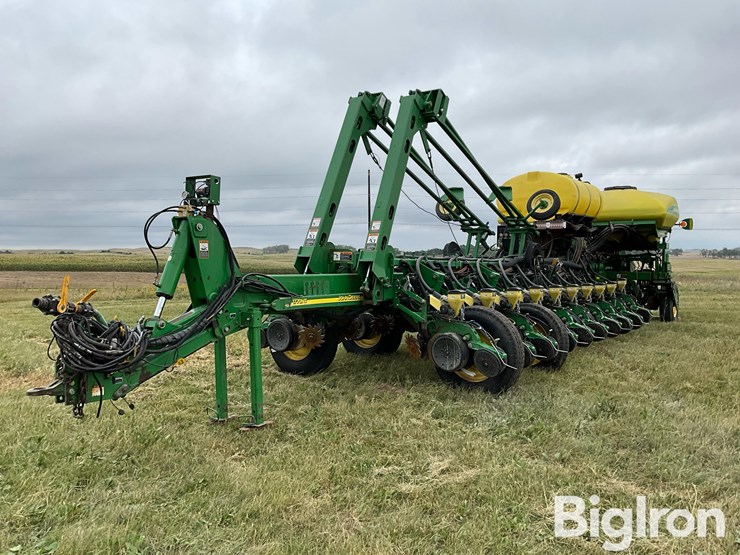 2006-john-deere-1770nt-ccs-24r30”-pull-type-planter-w/fertilizer-image-1