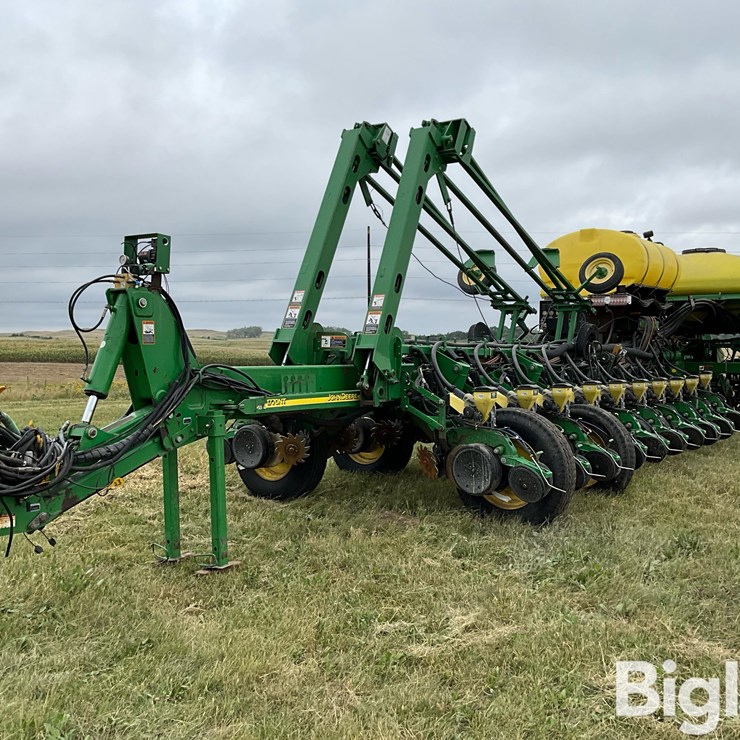 2006 John Deere 1770NT CCS 24R30” Pull-Type Planter W/Fertilizer