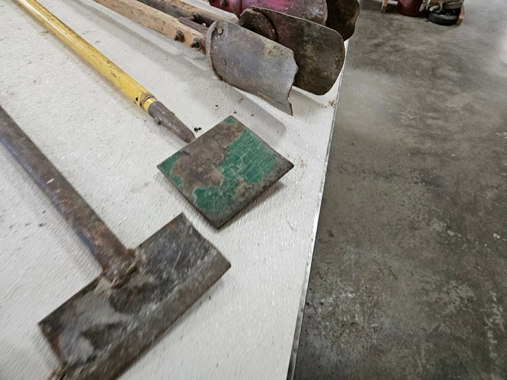 #9224-•-rack-of-assorted-yard-tools-image-8
