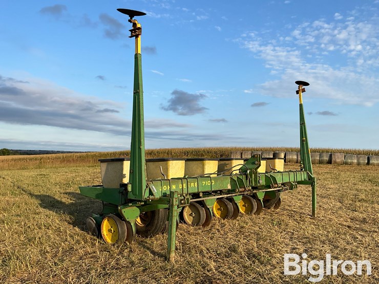 john-deere-7100-6r30”-3-pt-planter-image-3