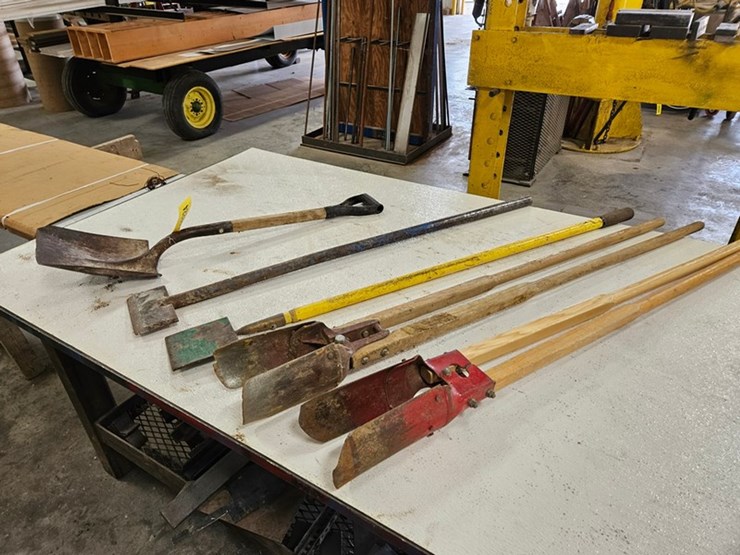 #9224-•-rack-of-assorted-yard-tools-image-1