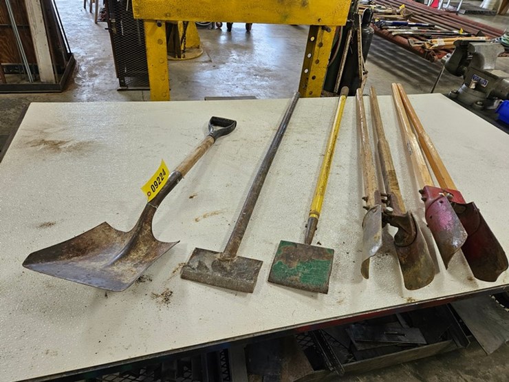 #9224-•-rack-of-assorted-yard-tools-image-2