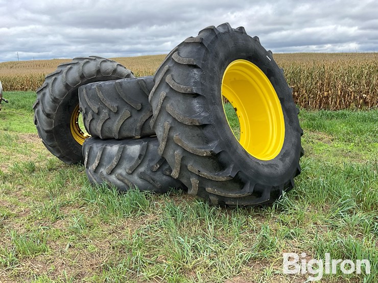 firestone-710/70r42-sprayer-flotation-tires-on-jd/titan-rims-image-1