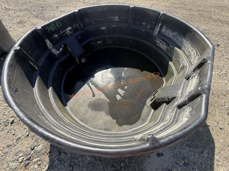 rubbermaid-300-gallon-stock-tank-image-6