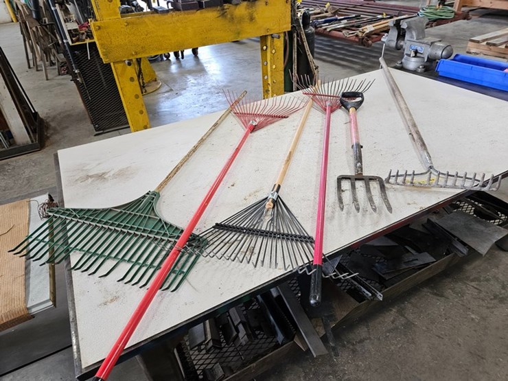 #9230-•-rack-of-assorted-yard-tools-image-4