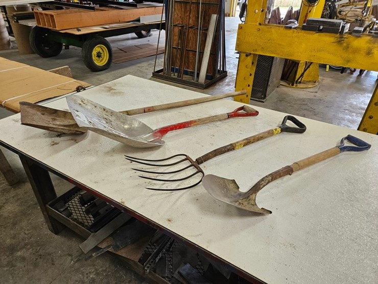 #9225-•-rack-of-assorted-yard-tools-image-1