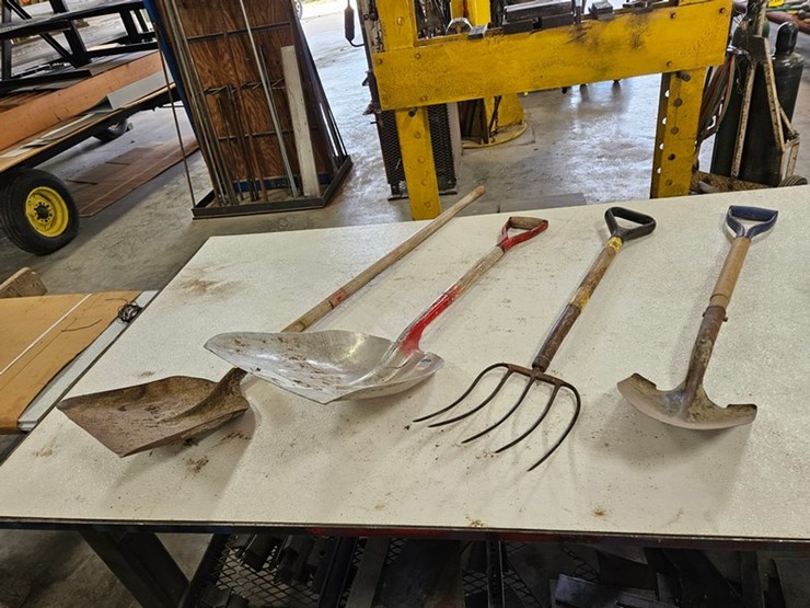 #9225-•-rack-of-assorted-yard-tools-image-2