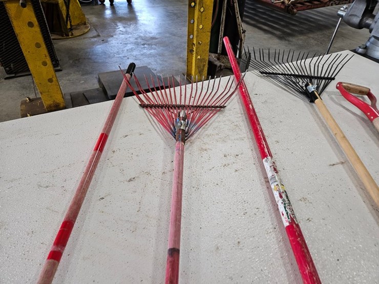 #9231-•-rack-of-assorted-yard-tools-image-9