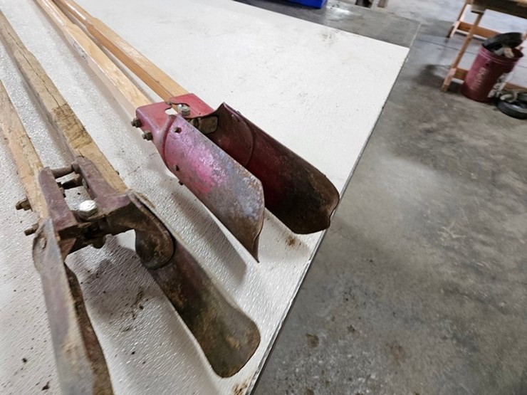 #9224-•-rack-of-assorted-yard-tools-image-9