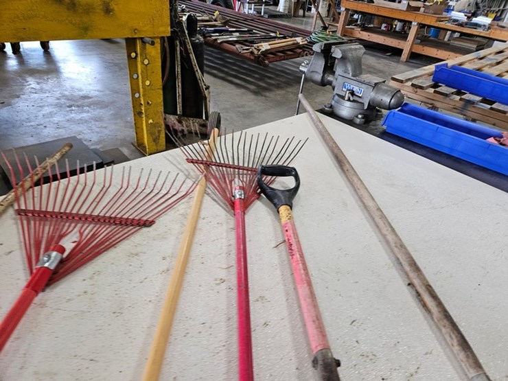 #9230-•-rack-of-assorted-yard-tools-image-11