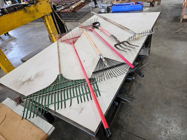 #9230-•-rack-of-assorted-yard-tools-image-5