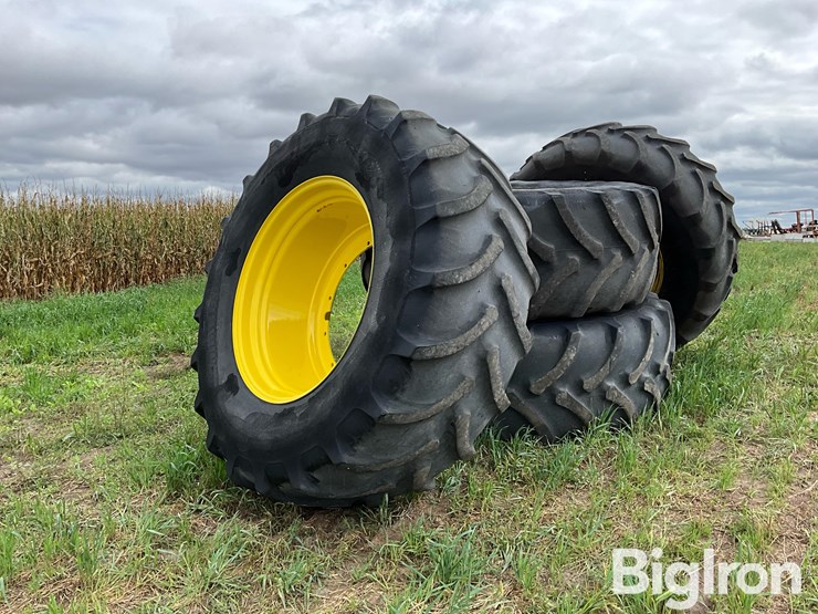 firestone-710/70r42-sprayer-flotation-tires-on-jd/titan-rims-image-3