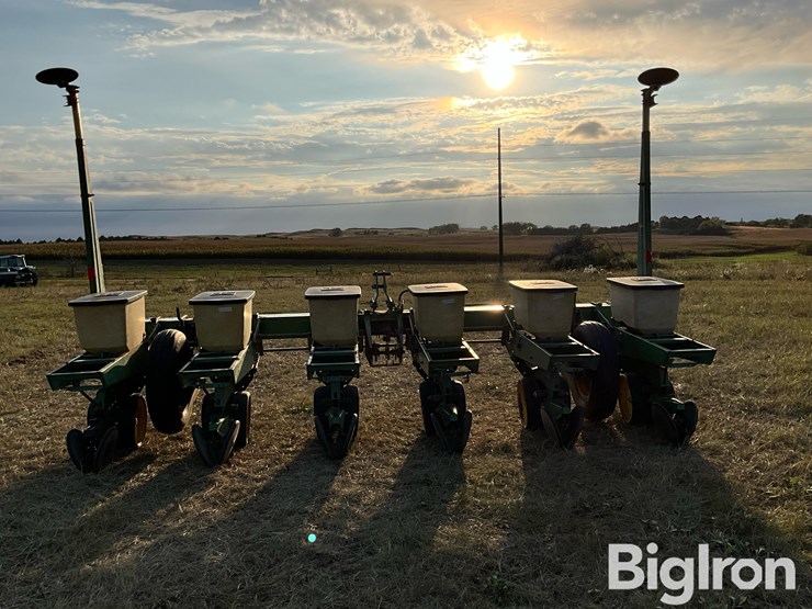 john-deere-7100-6r30”-3-pt-planter-image-6