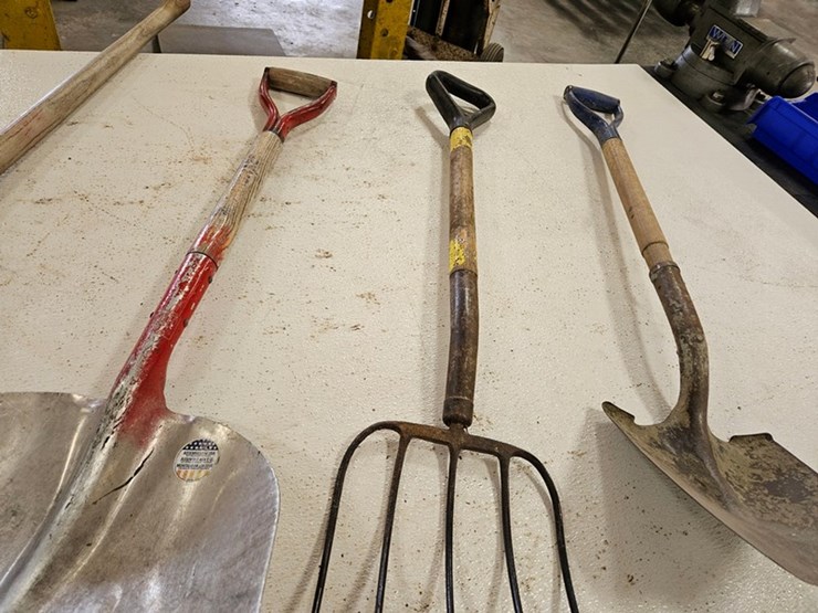 #9225-•-rack-of-assorted-yard-tools-image-11