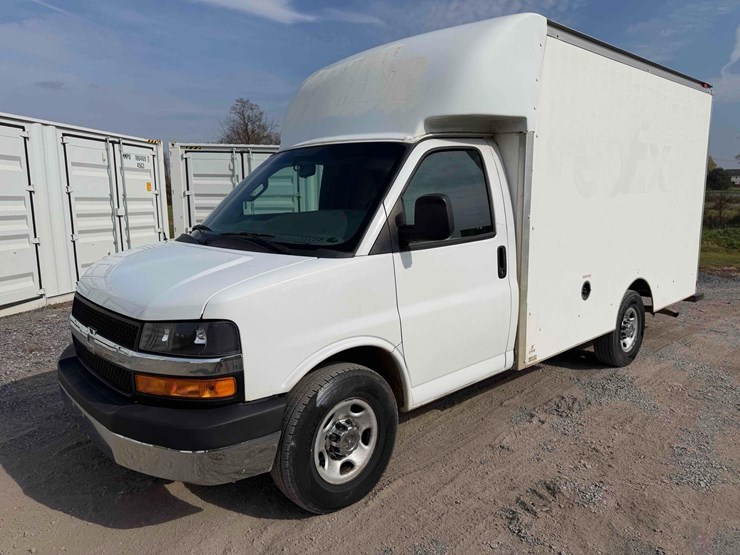 2019-chevrolet-cutaway-van-image-1