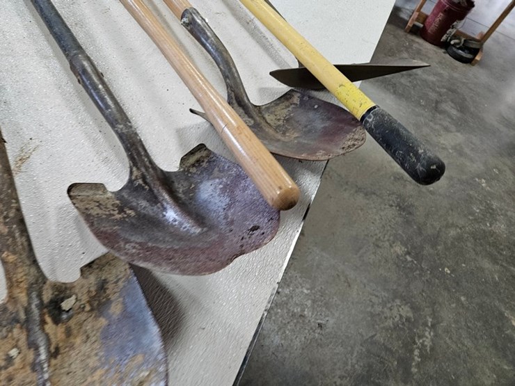 #9218-•-(8)-rack-of-shovels-image-5