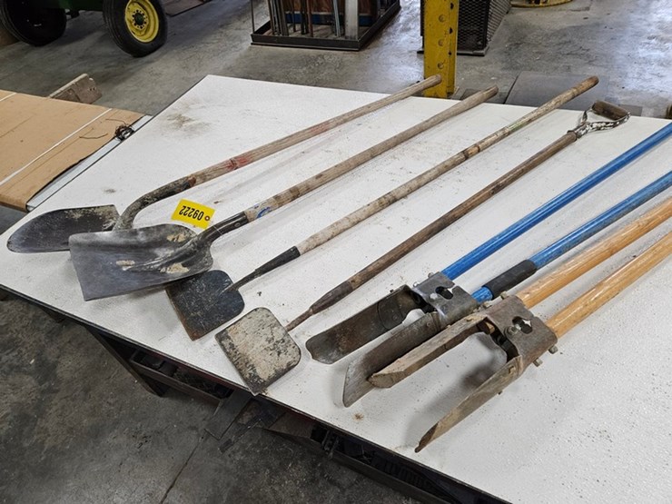 #9222-•-rack-of-assorted-yard-tools-image-1
