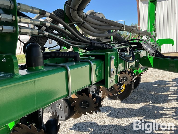 2022-john-deere-1775nt-maxemerge-5-ccs-16r30”-planter-image-16