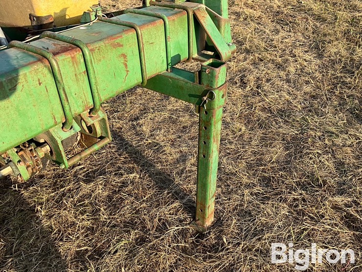 john-deere-7100-6r30”-3-pt-planter-image-19