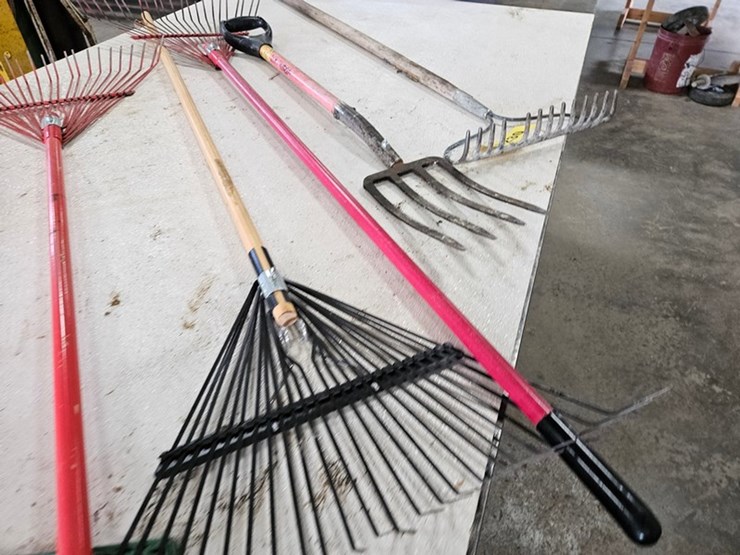 #9230-•-rack-of-assorted-yard-tools-image-9
