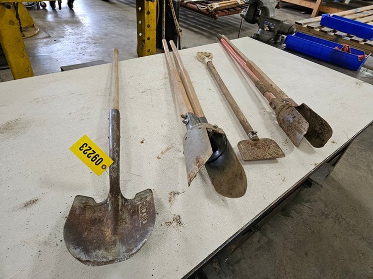 #9223-•-rack-of-assorted-yard-tools-image-3