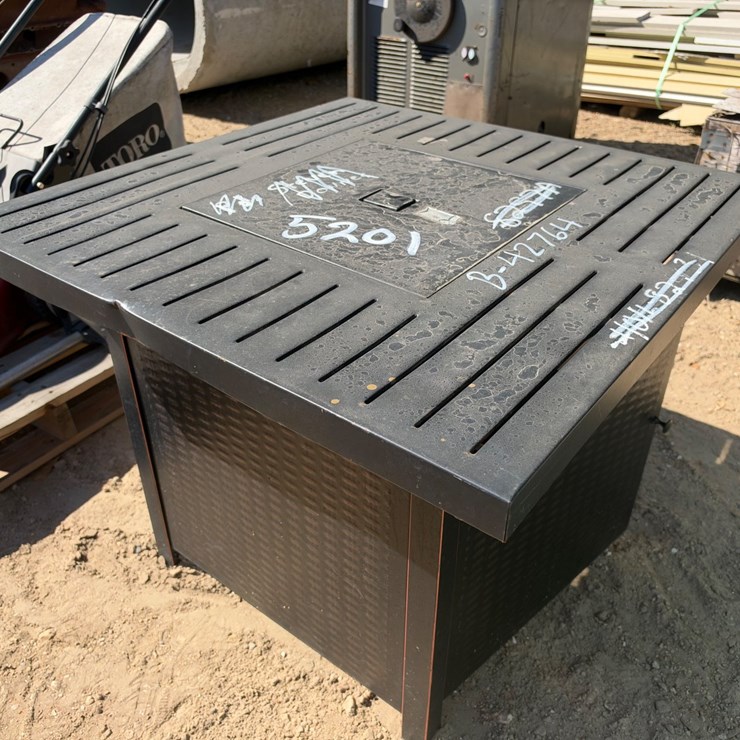 #5201 • OUTDOOR METAL TABLE/PROPANE GRILL