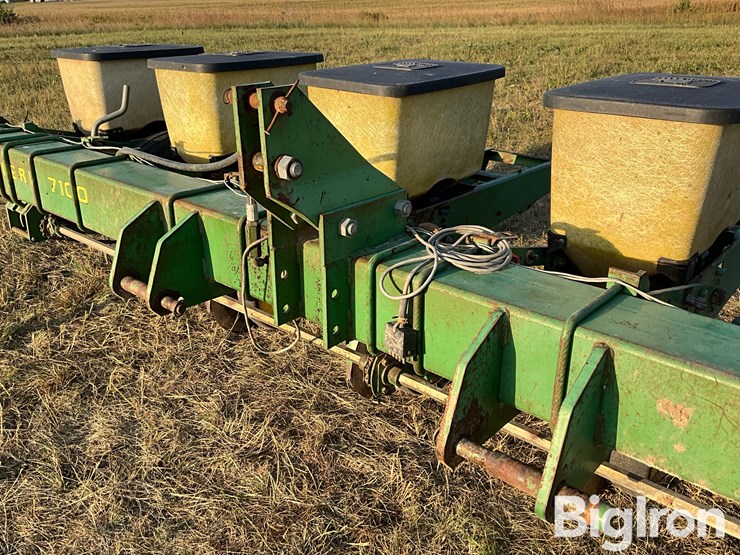 john-deere-7100-6r30”-3-pt-planter-image-9