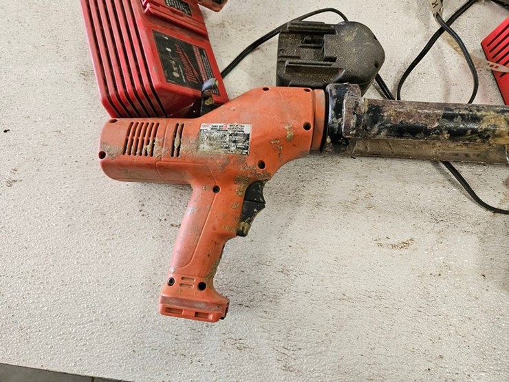 #9239-•-milwaukee-14.4v-cordless-caulk-guns-image-12