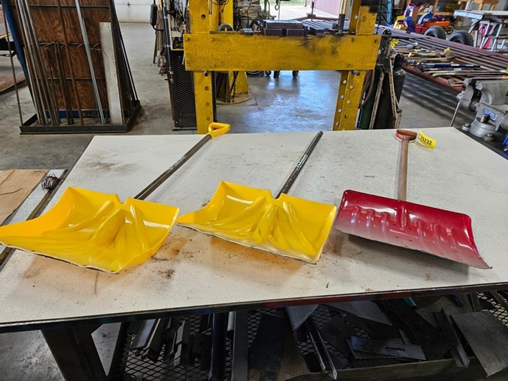 #9232-•-rack-of-assorted-snow-shovels-image-3