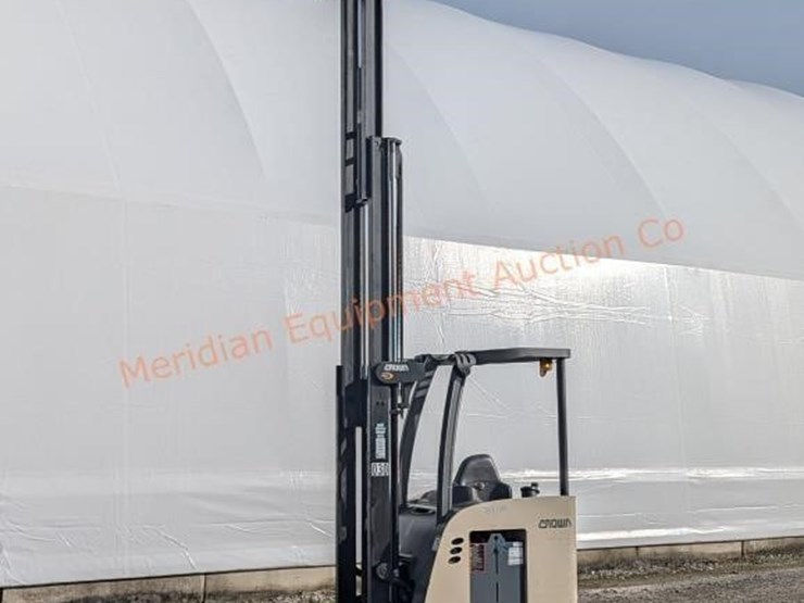 crown-rc5535-35-stand-up-forklift-image-27