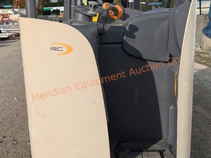 crown-rc5535-35-stand-up-forklift-image-34