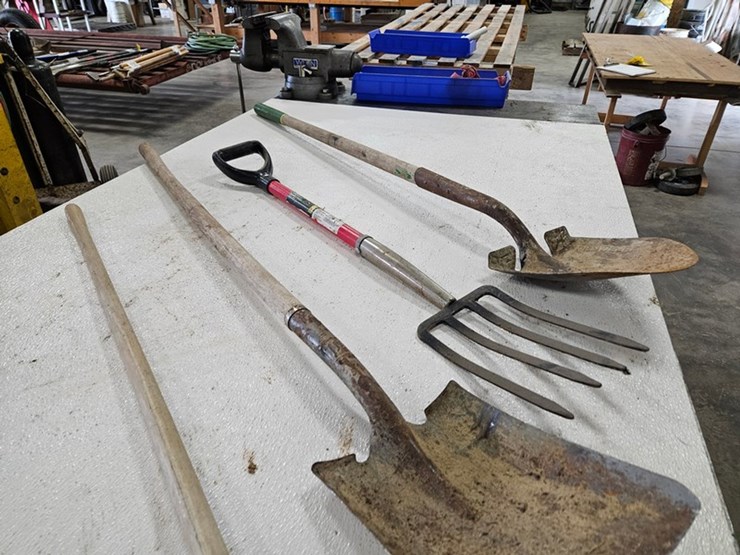 #9221-•-rack-of-assorted-yard-tools-image-9
