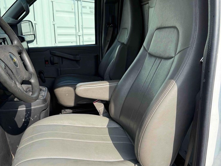 2019-chevrolet-cutaway-van-image-15