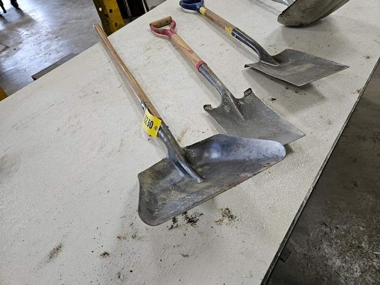 #9226-•-rack-of-assorted-shovels-image-4