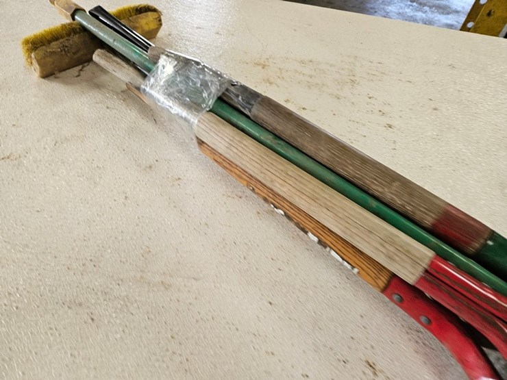 #9213-•-assorted-shovel-and-broom-handles-image-7