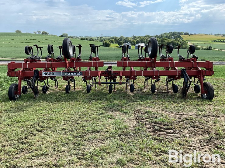 case-1820-16r30”-3-pt-row-crop-cultivator-image-2
