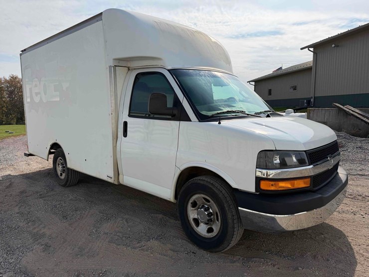 2019-chevrolet-cutaway-van-image-3