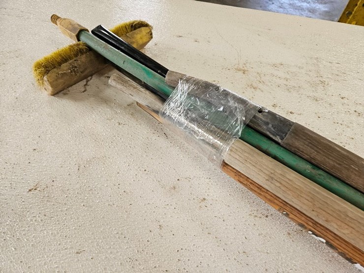 #9213-•-assorted-shovel-and-broom-handles-image-6