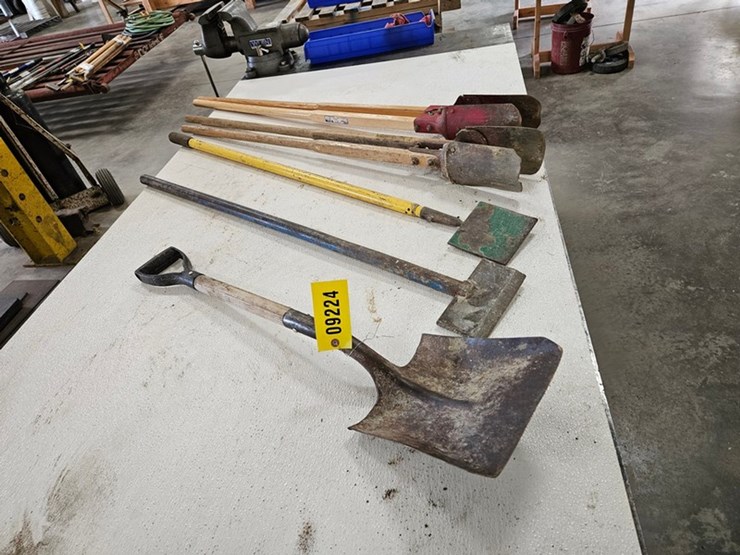 #9224-•-rack-of-assorted-yard-tools-image-4