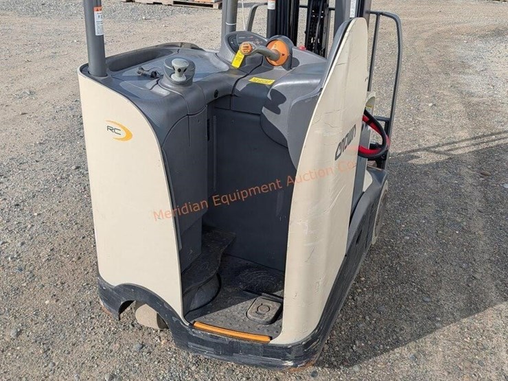 crown-rc5535-35-stand-up-forklift-image-33
