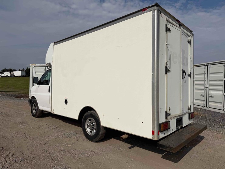 2019-chevrolet-cutaway-van-image-10