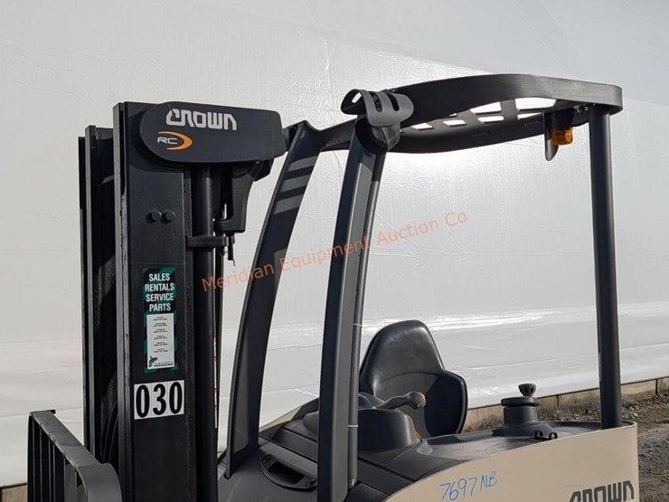 crown-rc5535-35-stand-up-forklift-image-30
