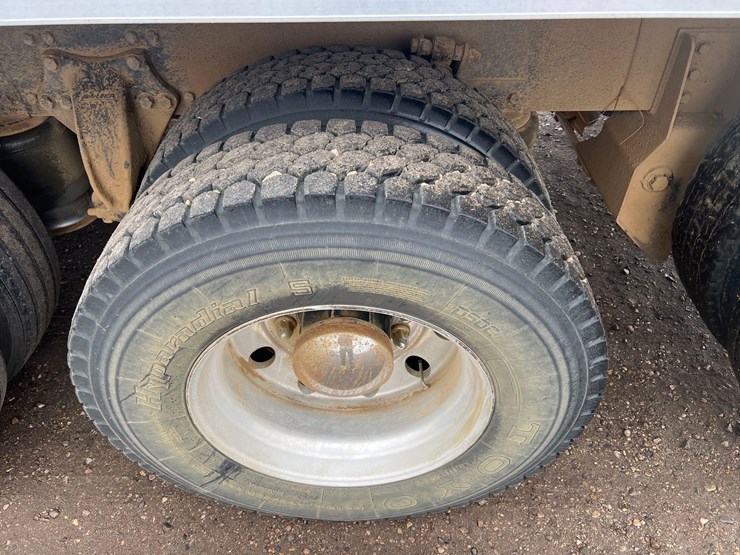 2004-freightliner-columbia-grain-truck-image-9