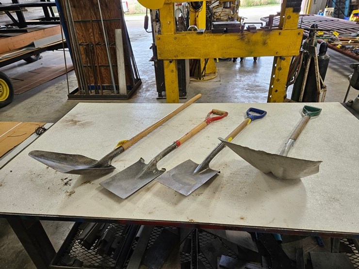 #9226-•-rack-of-assorted-shovels-image-2
