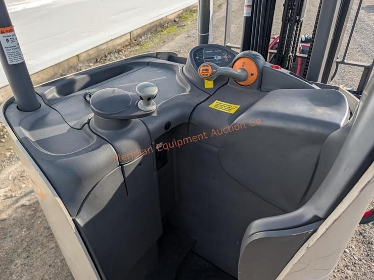 crown-rc5535-35-stand-up-forklift-image-7