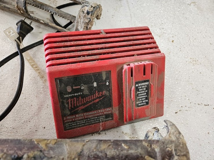#9239-•-milwaukee-14.4v-cordless-caulk-guns-image-11