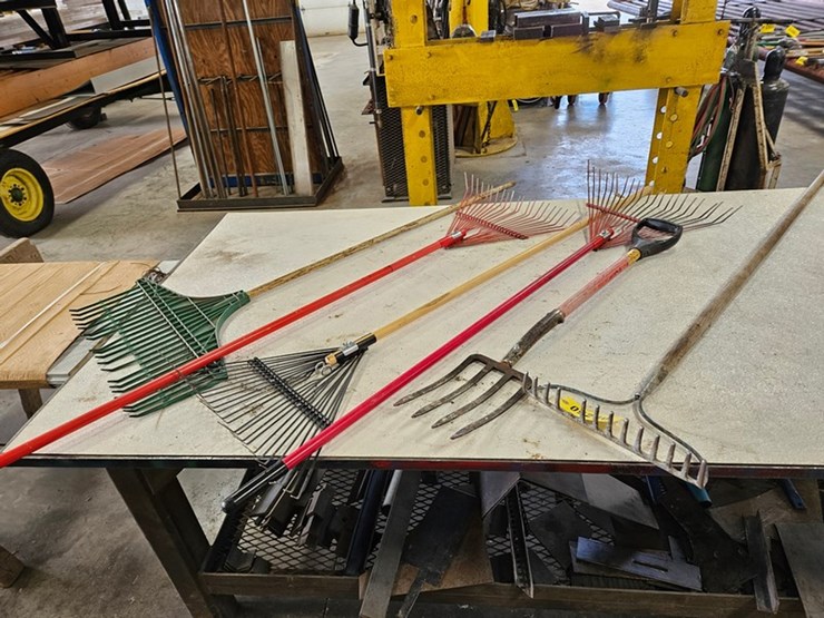 #9230-•-rack-of-assorted-yard-tools-image-2