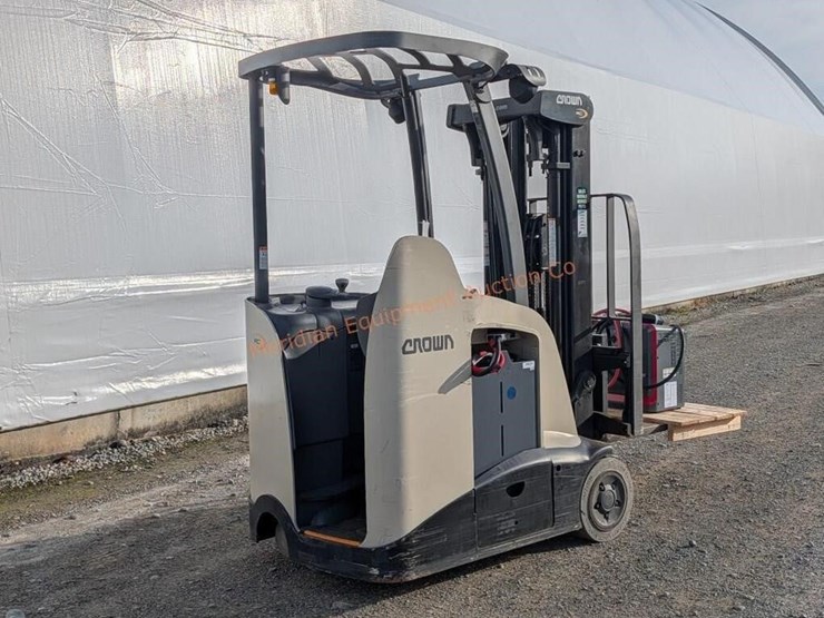 crown-rc5535-35-stand-up-forklift-image-3