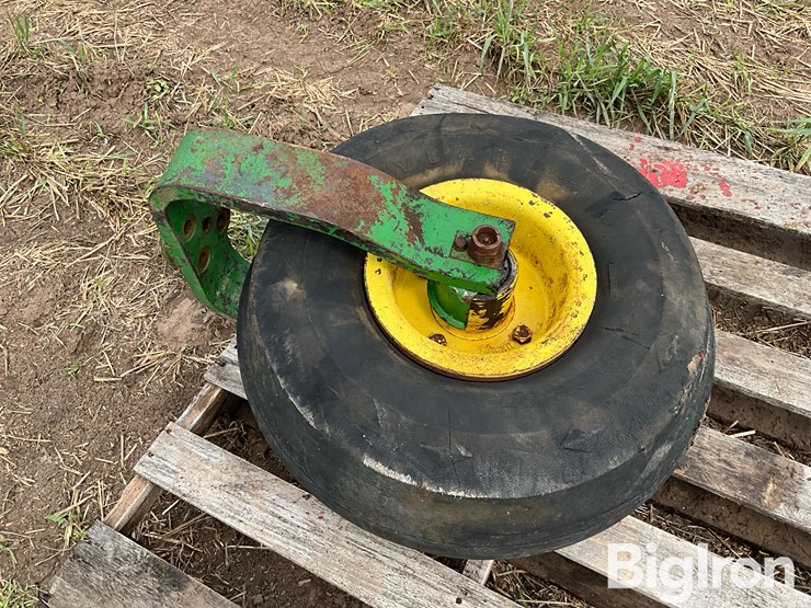 john-deere-2-cyl-tractor-single-front-wheel-assembly-image-16